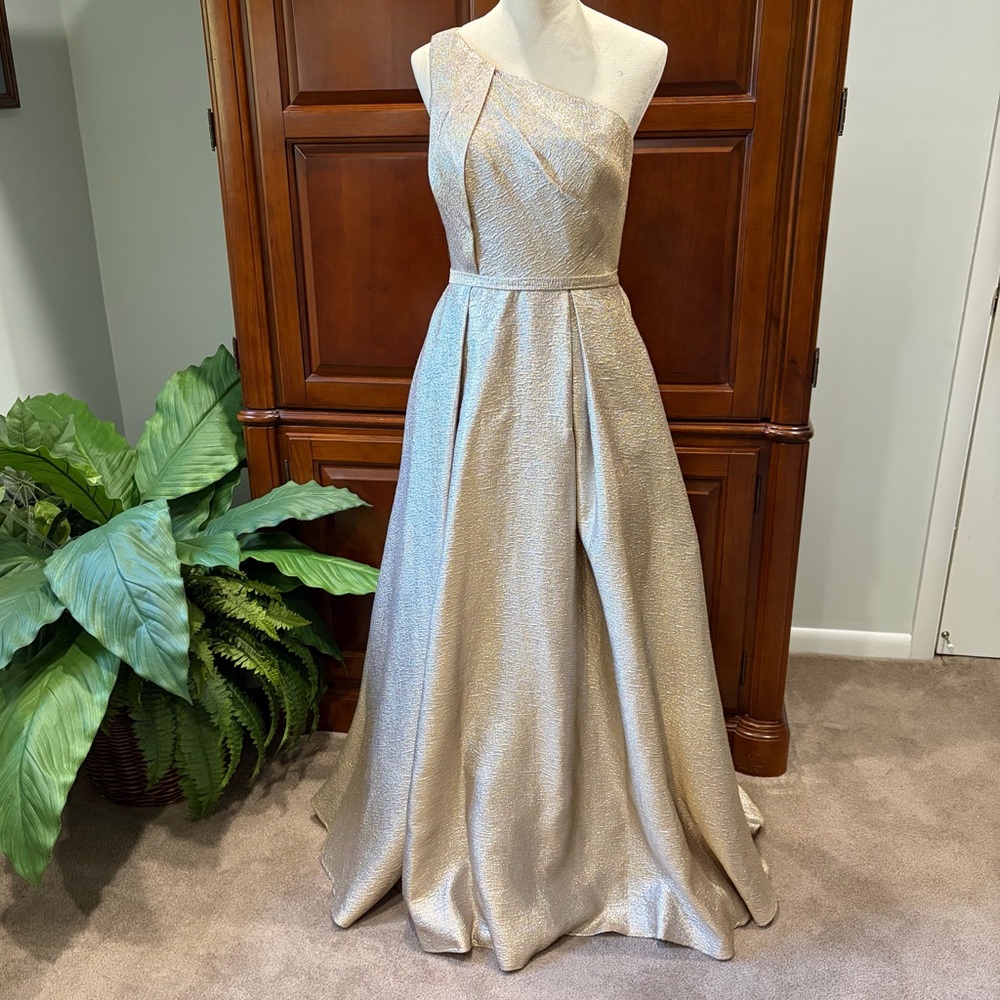 Mac Duggal Sz6 iridescent gold one shoulder formal gown